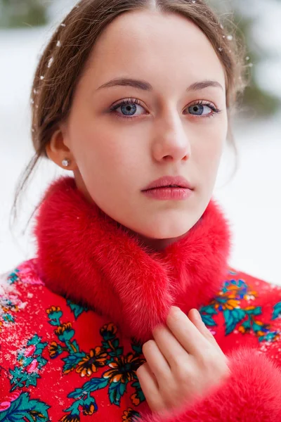 Young Beautiful Brunette Woman Fur Coat Posing Winter Park Model — Stock Photo, Image
