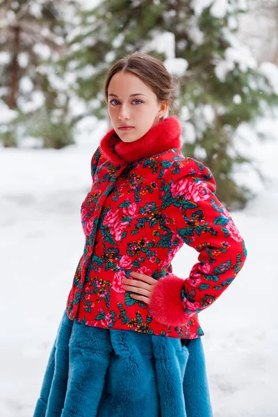 Młody Piękny Brunetka Kobieta Futrze Pozowanie Winter Park Modelka Ubrana — Zdjęcie stockowe