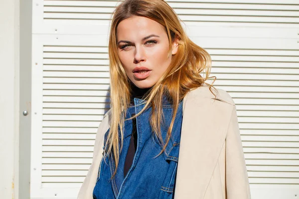 Porträtt Glada Vackra Unga Blonda Kvinnan Blå Jeans Och Beige — Stockfoto