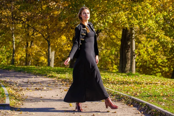 Piękna Młoda Blondynka Kobieta Czarnej Sukni Chodzenie Jesień Park — Zdjęcie stockowe