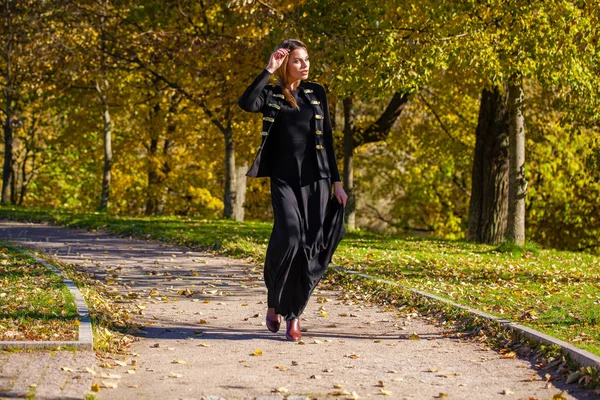 Belle Jeune Femme Blonde Robe Noire Marchant Sur Parc Automne — Photo