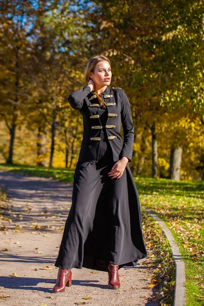 Belle Jeune Femme Blonde Robe Noire Marchant Sur Parc Automne — Photo