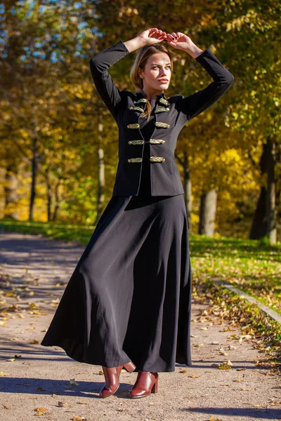Vacker Ung Blond Kvinna Svart Klänning Promenader Hösten Park — Stockfoto