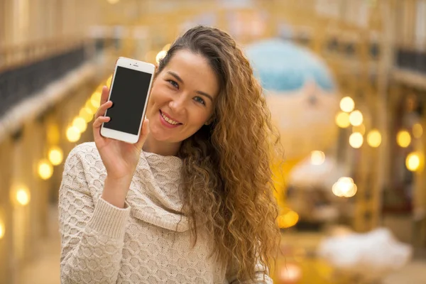 Mladé Krásné Kudrnaté Blond Žena Ukazuje Chytrý Telefon Obrazovky Golden — Stock fotografie