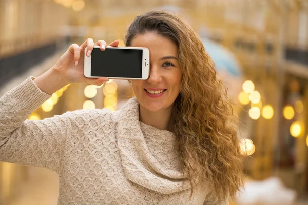 Unga Vackra Lockiga Blonda Kvinnan Visar Skärmen Smart Telefon Golden — Stockfoto