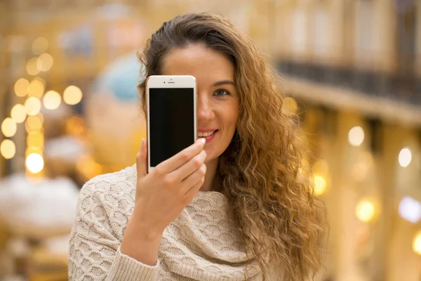 Genç Güzel Kıvırcık Sarışın Kadın Akıllı Telefon Ekranınızın Altın Kapalı — Stok fotoğraf