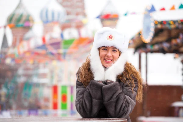 Bellezza Russa Ritratto Una Giovane Bella Ragazza Con Cappello Bianco — Foto Stock