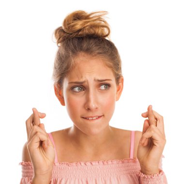 Beden dili ve duygular kavramı. Memnun koyu saçlı güzel memnun kız beggs Tanrı ona yardım için parmak çarpı işareti tutar, iyi şanslar diliyor, gri studio arka plan üzerinde kapalı izole dua ediyor.