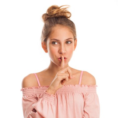 Sarışın küçük kız sessizlik gerektiriyor. Genç güzel genç işaret parmağı dudaklar için sessizlik, üzerinde beyaz izole işareti olarak koymak