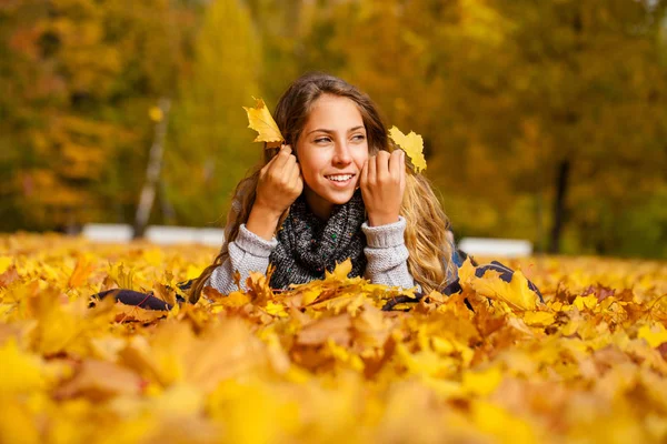Красивая Маленькая Девочка Ложится Листья Парке Прекрасный Осенний День — стоковое фото