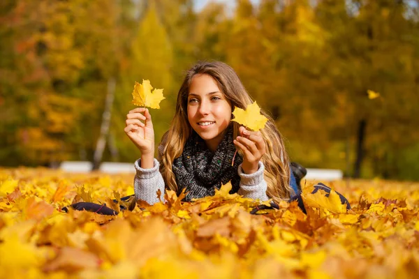 Schönes Kleines Mädchen Legt Sich Einem Schönen Herbsttag Auf Blätter — Stockfoto