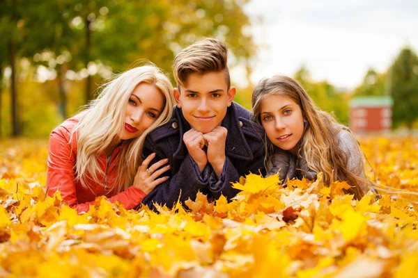 Portret szczęśliwą rodzinę, jesienny park na zewnątrz — Zdjęcie stockowe