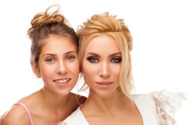 Gerçek insanlar. İki kız kardeş - beyaz arka plan üzerinde izole closeup portresi