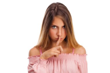 Sarışın küçük kız sessizlik gerektiriyor. Genç güzel genç işaret parmağı dudaklar için sessizlik, üzerinde beyaz izole işareti olarak koymak