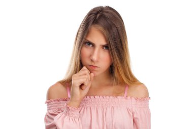 Beyaz arka plan üzerinde izole üzgün küçük kız