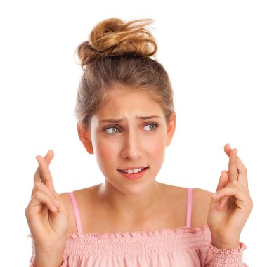 Beden dili ve duygular kavramı. Memnun koyu saçlı güzel memnun kız beggs Tanrı ona yardım için parmak çarpı işareti tutar, iyi şanslar diliyor, gri studio arka plan üzerinde kapalı izole dua ediyor.