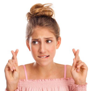 Beden dili ve duygular kavramı. Memnun koyu saçlı güzel memnun kız beggs Tanrı ona yardım için parmak çarpı işareti tutar, iyi şanslar diliyor, gri studio arka plan üzerinde kapalı izole dua ediyor.