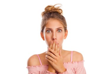 Yakın yukarı, mutlu güzel küçük kız. Beyaz arka plan üzerinde izole