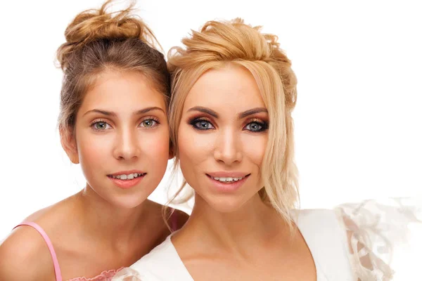 Riktiga Människor Närbild Porträtt Två Systrar Isolerad Vit Bakgrund — Stockfoto