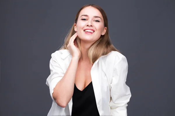 Modelo Rubia Feliz Retrato Una Hermosa Joven Con Camisa Blanca — Foto de Stock