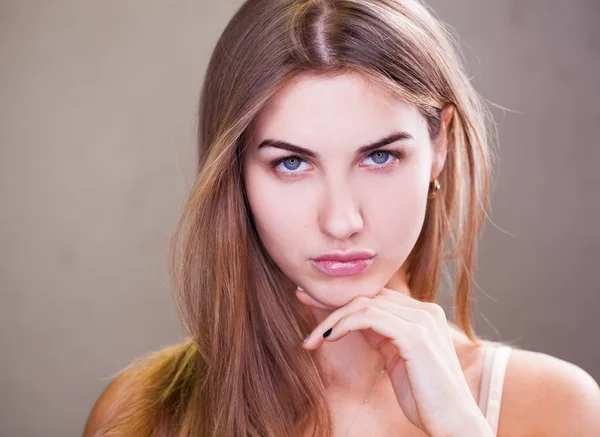 Retrato Uma Jovem Mulher Séria Sem Maquiagem — Fotografia de Stock