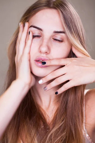 Retrato Una Joven Mujer Seria Sin Maquillaje — Foto de Stock