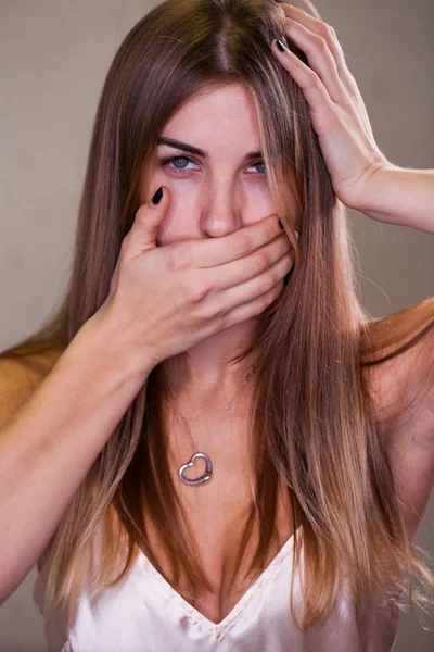 Porträt Einer Jungen Ernsten Frau Ohne Make — Stockfoto