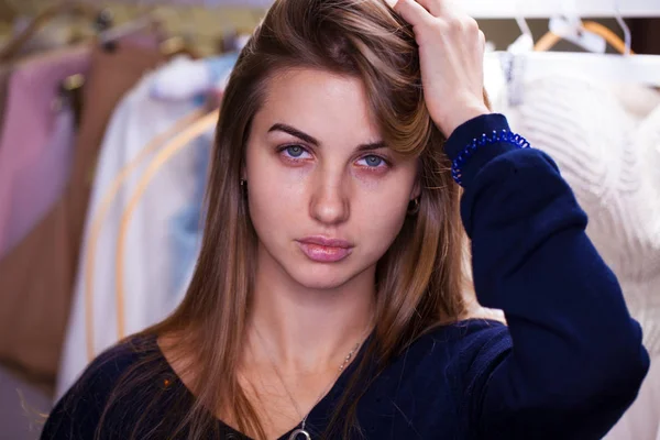 Portrét Mladé Ženy Vážně Bez Make Upu — Stock fotografie