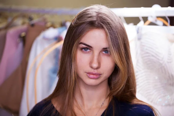 Retrato Una Joven Mujer Seria Sin Maquillaje —  Fotos de Stock