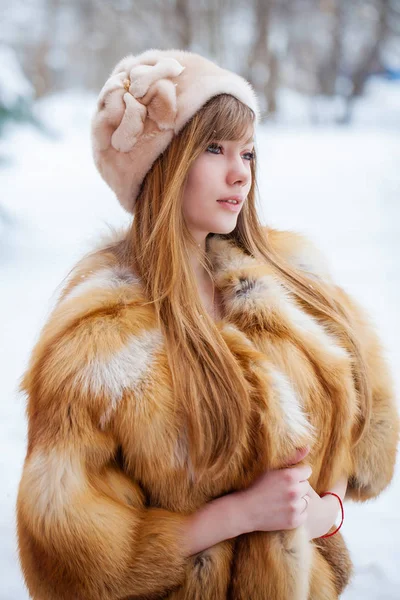 Närbild Porträtt Blond Kvinna Extravagant Räv Päls Vintern Park Bakgrund — Stockfoto