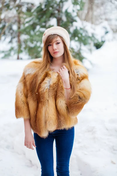 冬公園の背景に贅沢なフォックス毛皮コートの肖像画金髪女性を閉じる — ストック写真