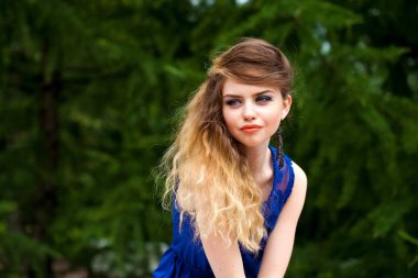 Portre yakın çekim genç mutlu güzel kadın, arka plan yaz sokak