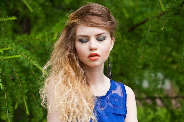 夏緑の公園に対して 美しい若い金髪女性の肖像画 — ストック写真