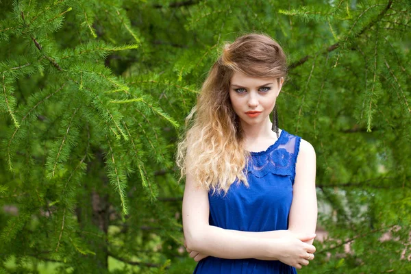 Portret Pięknej Młodej Kobiety Blondynka Przeciwko Lato Zielony Park — Zdjęcie stockowe