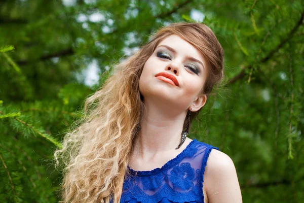 Güzel Sarışın Genç Kadın Yaz Yeşil Park Karşı Portresi — Stok fotoğraf