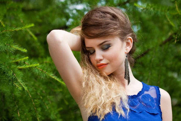 Portret Van Mooie Jonge Blonde Vrouw Tegen Zomer Groen Park — Stockfoto