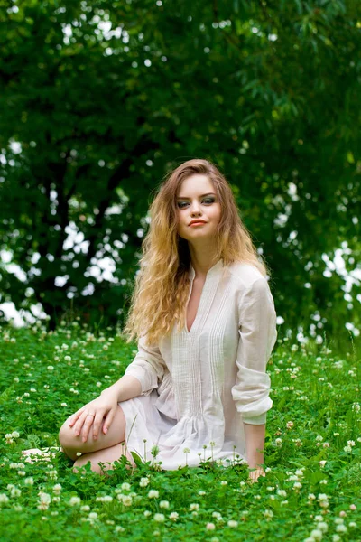 Sexy Mujer Rubia Joven Vestido Blanco Sentado Sobre Hierba Verde —  Fotos de Stock