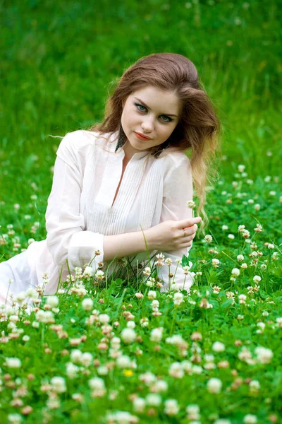 Portret Van Mooie Jonge Blonde Vrouw Tegen Zomer Groen Park — Stockfoto