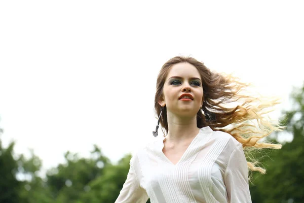 Cerca Retrato Joven Hermosa Mujer Rubia Posando Aire Libre Tiempo —  Fotos de Stock