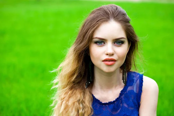 Porträt Einer Schönen Jungen Blonden Frau Gegen Sommergrünen Park — Stockfoto