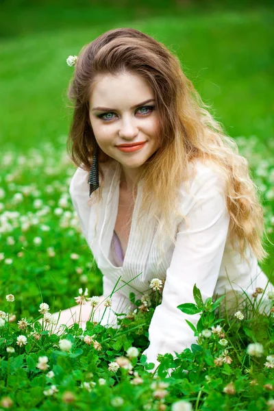 Sexy Jovem Loira Vestido Branco Sentado Grama Verde Parque Verão — Fotografia de Stock