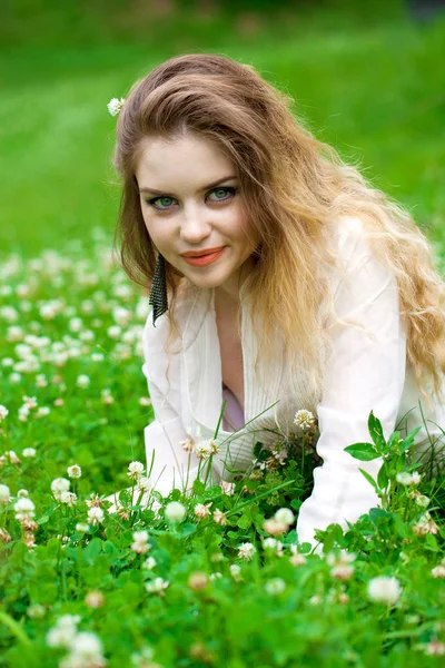 Sexy Mujer Rubia Joven Vestido Blanco Sentado Sobre Hierba Verde — Foto de Stock