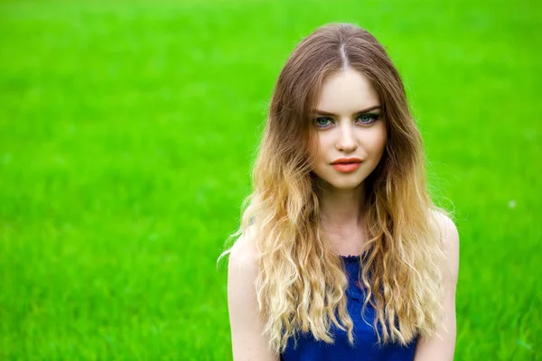 Portrét Krásné Mladé Blond Ženy Proti Letní Zelený Park — Stock fotografie