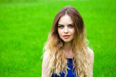 Portre yakın çekim genç mutlu güzel kadın, arka plan yaz sokak