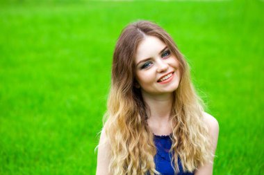 Portre yakın çekim genç mutlu güzel kadın, arka plan yaz sokak