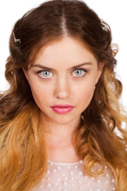 Güzel bir sarışın portresi stüdyo yakın çekim izole beyaz bir arka plan üzerinde parlak makyaj ile