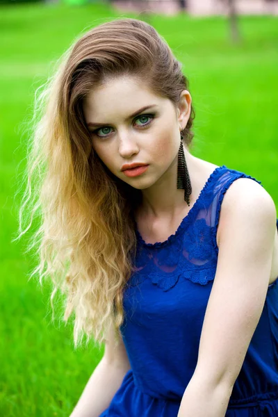 Bliska Portret Młody Piękny Blond Kobieta Pozowanie Zewnątrz Lecie Zielony — Zdjęcie stockowe