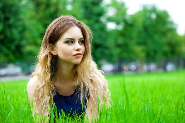 Sexy Jovem Loira Vestido Branco Sentado Grama Verde Parque Verão — Fotografia de Stock