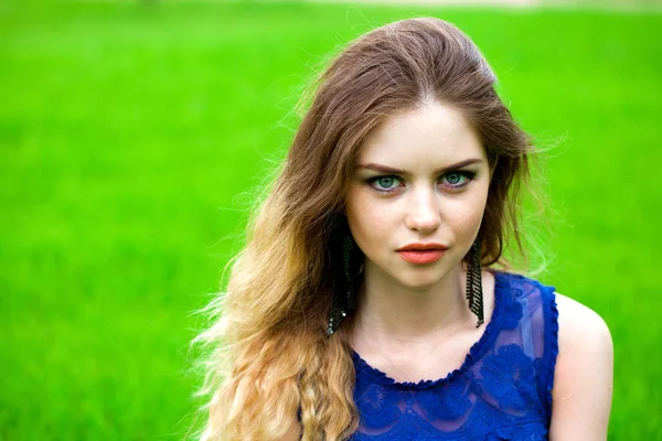 Закройте Портрет Молодой Красивой Блондинки Позирующей Свежем Воздухе Летнем Зеленом — стоковое фото