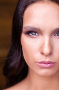 Siyah saçlı moda muhteşem makyaj ile genç esmer kız portresi kapatın